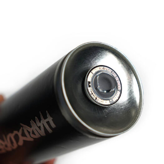 De MTN Mute silencer magnet houdt het ijzeren balletje in een spray paint spuitfles op zijn plaats, zodat je het lawaai voorkomt.